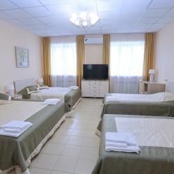 Номер улучшенный семейный с 3 односпальными и 1 двуспальной кроватью