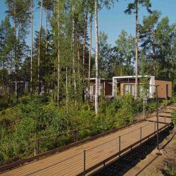 Коттедж улучшенный с общей террасой и видом на озеро