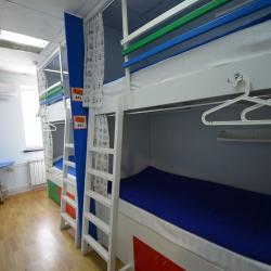 Кровать в общем женском номере с 2-мя двухъярусными кроватями
