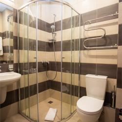 Номер стандарт с 2 односпальными кроватями (вид в атриум)