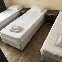 Номер стандарт с 3 односпальными кроватями, открытым балконом и боковым видом на море