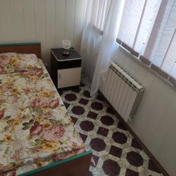 Номер улучшенный семейный с 5 односпальными кроватями