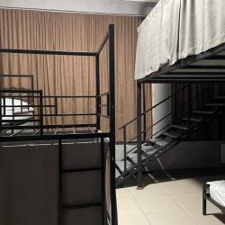 Кровать в 8-местном общем мужском номере