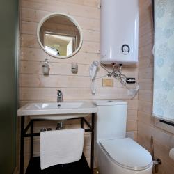 Дом среди деревьев