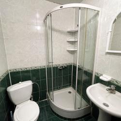 Комната комфорт с 2 односпальными кроватями и 1 двухъярусной кроватью