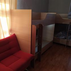 Кровать в 8-местном мужском номере 25м2
