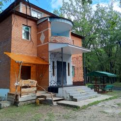 Коттедж улучшенный с 14 односпальными и 3 двуспальными кроватями