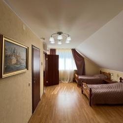 2-комнатный номер люкс с 2 односпальными и 1 двуспальной кроватью