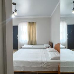 Номер стандарт с 2 односпальными и 1 двуспальной кроватью