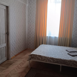 3-комнатные апартаменты улучшенные г. Москва, ул. Первомайская, д. 32/23 с 1 односпальной и 2 двуспальными кроватями