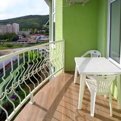 Номер комфорт с 1 односпальной и 1 двуспальной кроватью