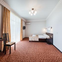 Комната полулюкс с 1 двуспальной кроватью и балконом