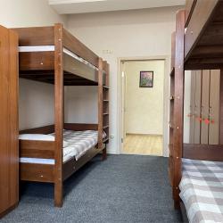 Кровать в 6-местном общем женском номере с балконом №5 (общие удобства)