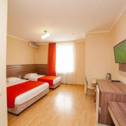 Номер стандарт с 1 односпальной и 1 двуспальной кроватью