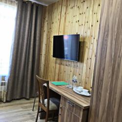 Номер люкс с 1 односпальной и 1 двуспальной кроватью (с завтраком)