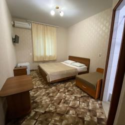 Комната стандарт с 1 односпальной и 1 двуспальной кроватью