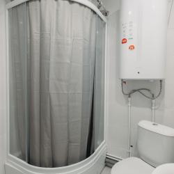 Кровать в 10-местном общем женском номере