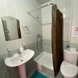 Номер стандарт с 1 двуспальной и 1 односпальной кроватью (с балконом)