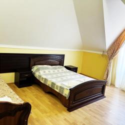 Номер улучшенный комфорт с 1 односпальной и 2 двуспальными кроватями