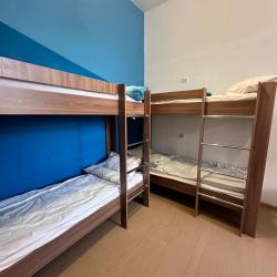 Кровать в 8-местном общем мужском номере