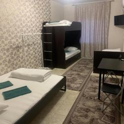 Номер стандарт семейный с 1 двуспальной кроватью, 1 двухъярусной кроватью и 1 односпальной кроватью