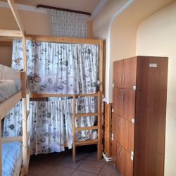 Кровать в 8-местном общем номере.  Корпус 