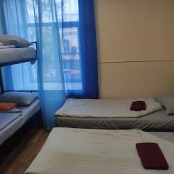 Комната эконом с 1 двуспальной кроватью и 1 двухъярусной кроватью (удобства на этаже)