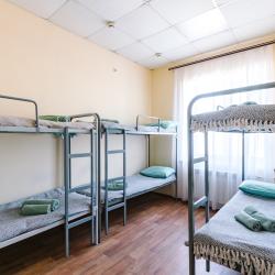 Кровать в 12-местном общем номере