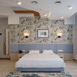 Номер делюкс улучшенный с 1 двуспальной кроватью и диваном