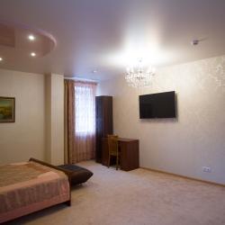 Номер полулюкс комфорт с 1 двуспальной кроватью