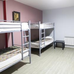 Кровать в 6-местном общем мужском номере