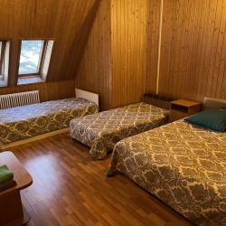 Комната стандарт с 2 односпальными и 1 двуспальной кроватью