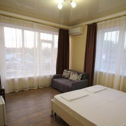 3-местный номер стандарт с 1 односпальной и 1 двуспальной кроватью