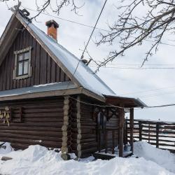 Домик с видом на озеро и церковь