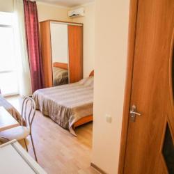 Номер стандарт с 1 односпальной и 1 двуспальной кроватью