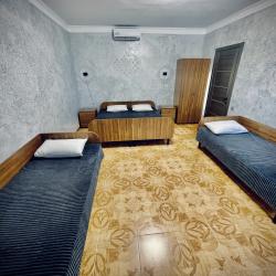 4-местный номер комфорт с 2 односпальными и 1 двуспальной кроватью