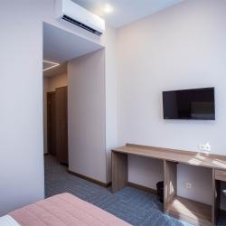 Номер стандарт с 1 двуспальной кроватью (вид на улицу)