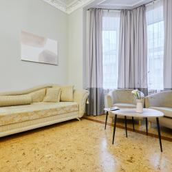 Фото Отель FlatStay Некрасова 60 | Большая 3шка в красивом доме с историей. С эркером, камином, высокими потолками и балконом