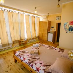 Комната стандарт с 1 двуспальной кроватью и диваном