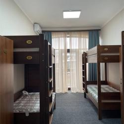Кровать в 6-местном общем женском номере с балконом №5 (общие удобства)