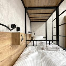 Кровать в 12-местном общем номере