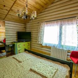 Коттедж улучшенный с 2 односпальными и 1 двуспальной кроватью