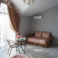 Номер стандарт с 1 двуспальной кроватью (мансарда)