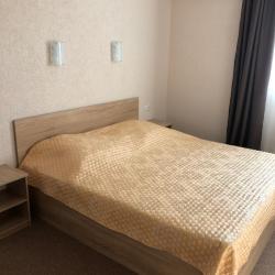 Номер стандарт с 2 односпальными и 1 двуспальной кроватью