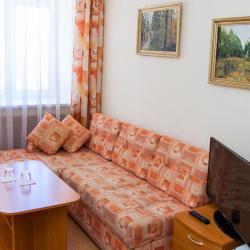 Номер стандарт комфорт с 1 односпальной и 1 двуспальной кроватью