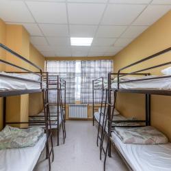 Кровать в 8-местном мужском номере