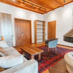 Люкс с декоративным камином и французским балконом с видом на аул Гамсутль