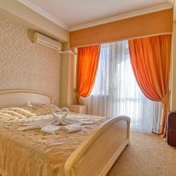 Номер полулюкс с 1 двуспальной кроватью