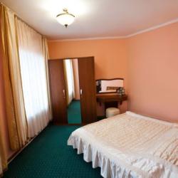 Номер полулюкс с 1 двуспальной кроватью