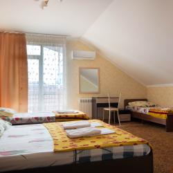 Номер стандарт семейный с 2 односпальными и 1 двуспальной кроватью